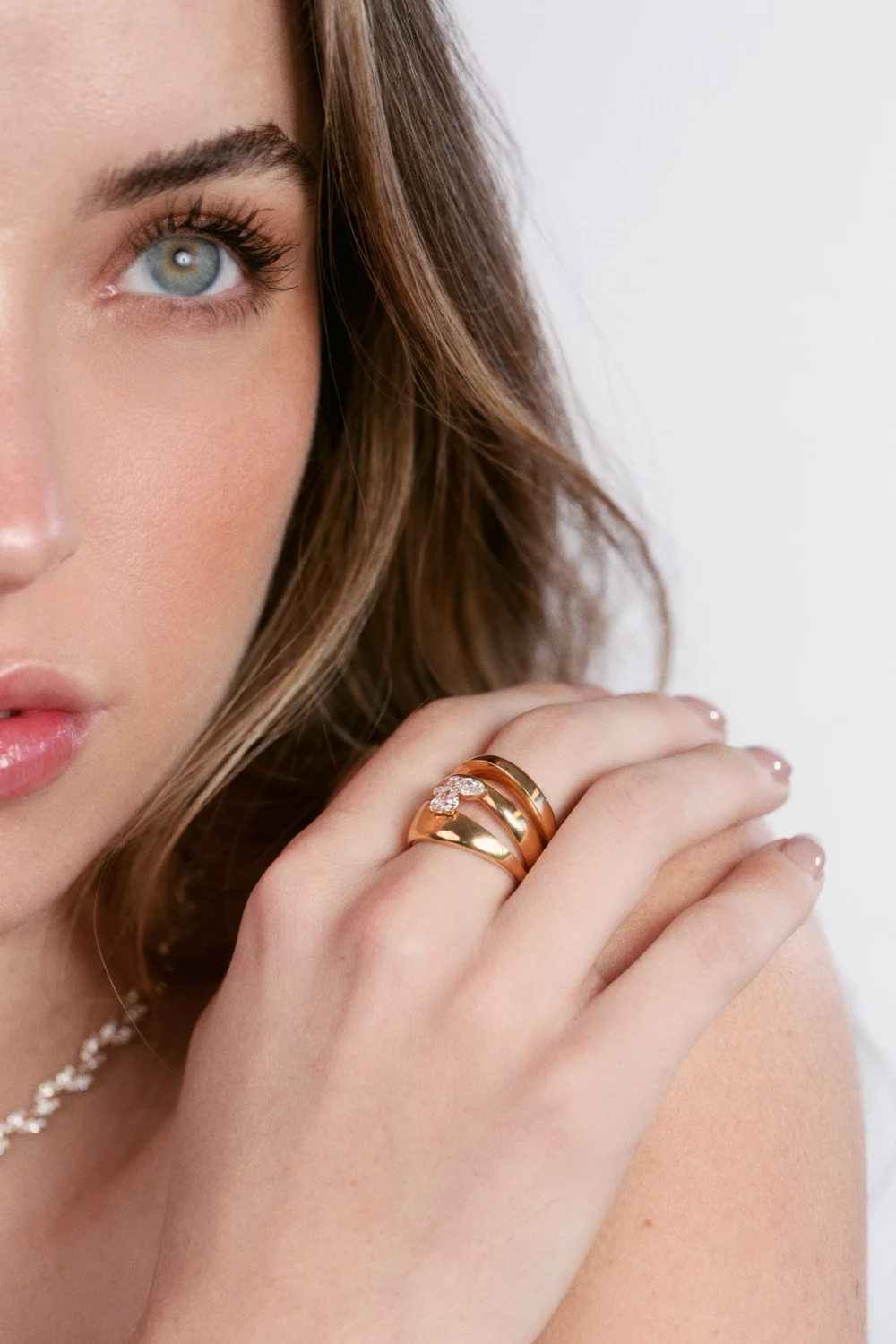 Close-up de modelo con un anillo dorado