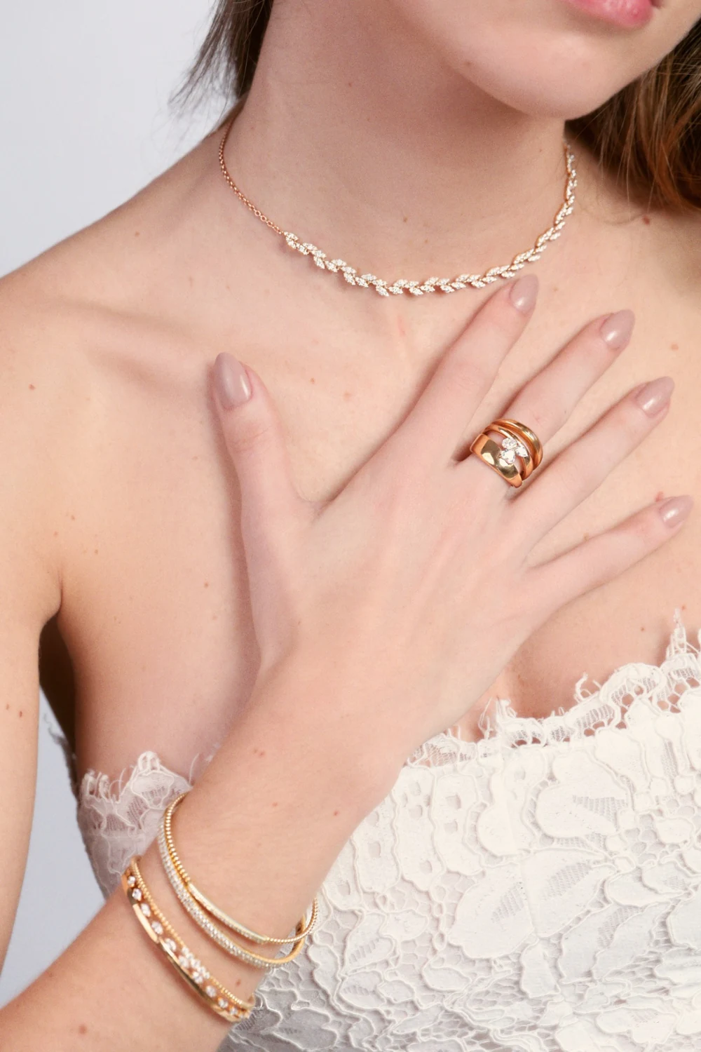 Detalle de collar, anillo y pulsera en una modelo