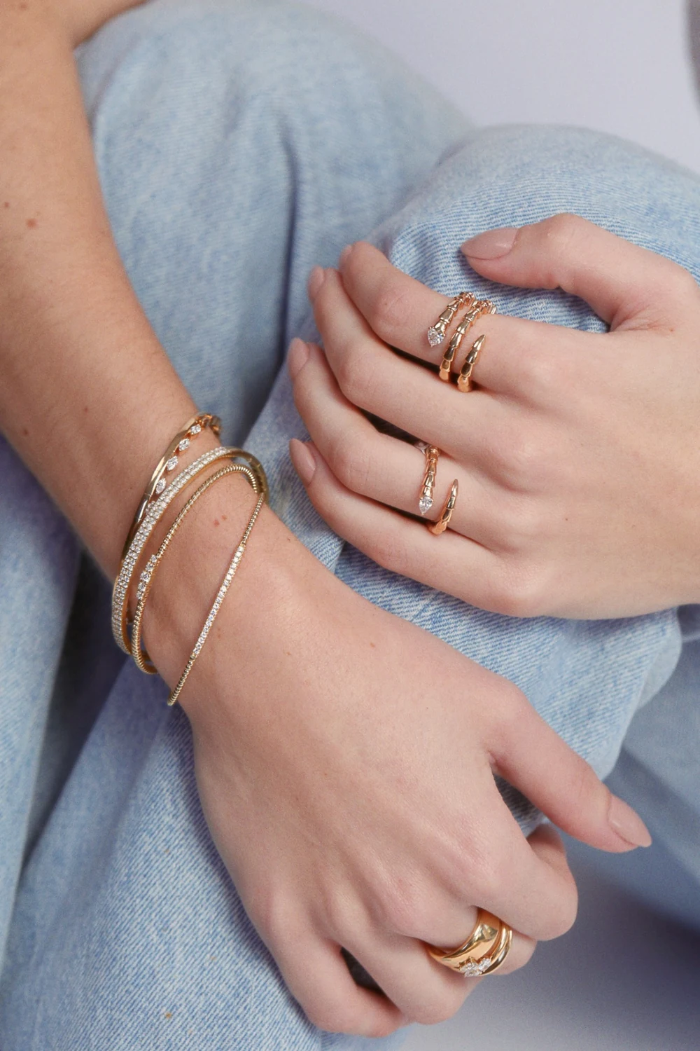 Close-up editorial de manos con anillos y pulseras