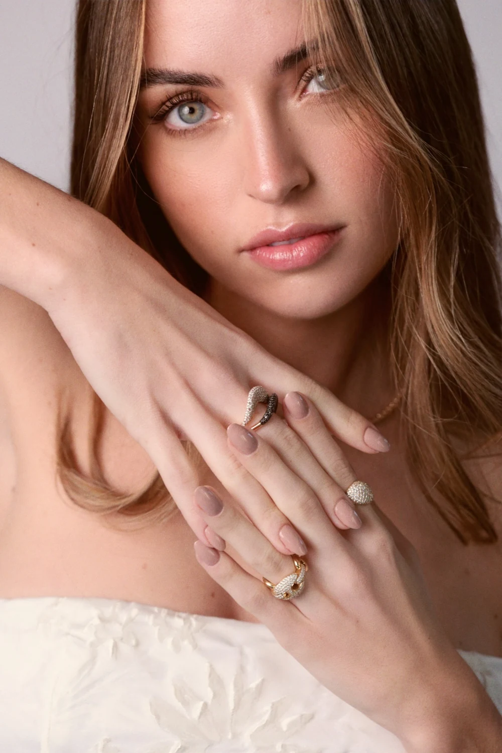 Retrato de campaña de una modelo con joyas